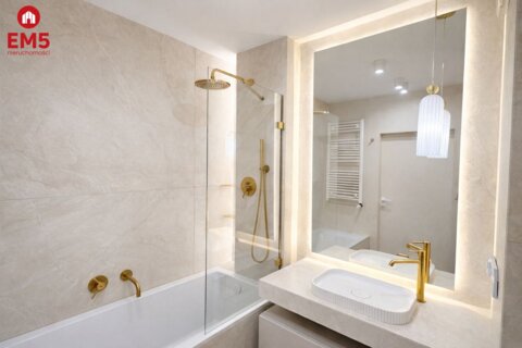 Trzy pokoje, premium,  winda.