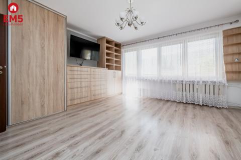 2 pokoje na 1 piętrze w 4-piętrowym bloku