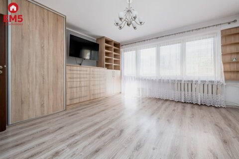 2 pokoje na 1 piętrze w 4-piętrowym bloku