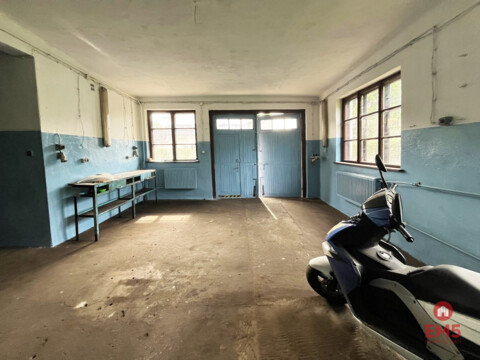 Lokal na warsztat samochodowy.