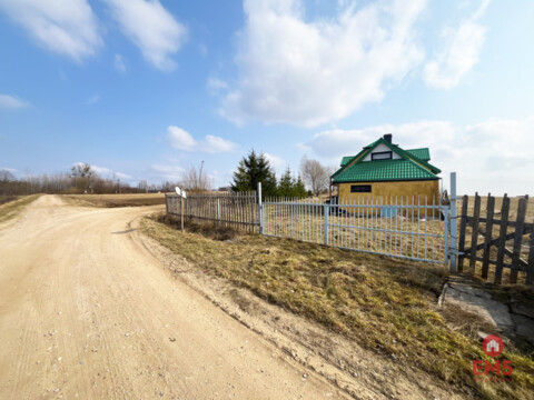 Dom,  hala, działka