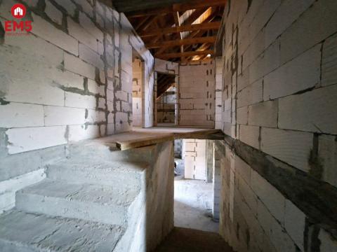 Dom w stanie surowym. Żółtki