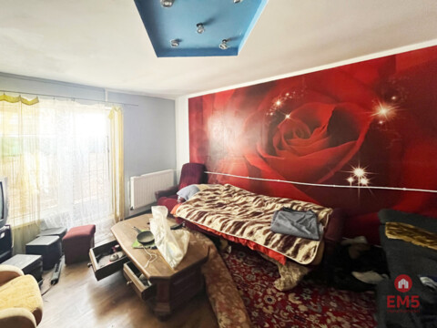 Dom,  hala, działka