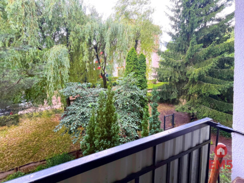 Kameralny blok wśród zieleni