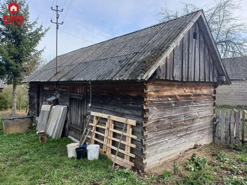 Urokliwy dom obok sadu