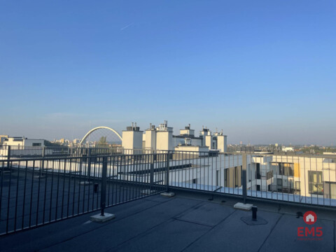 Apartament z antresolą i tarasem na dachu .