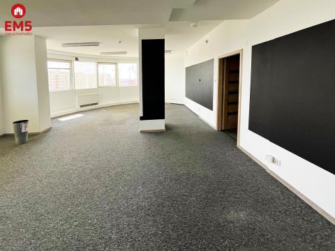 Biuro z widokiem na panoramę miasta