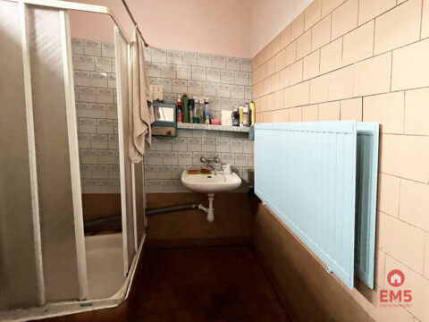 Lokal na warsztat samochodowy.