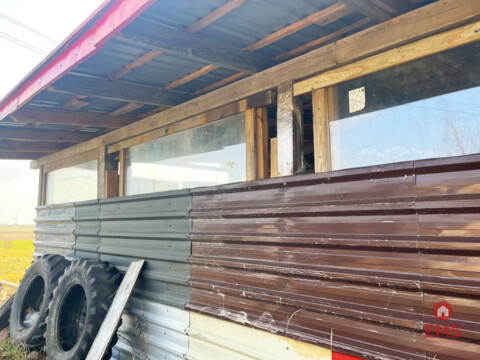 Dom,  hala, działka