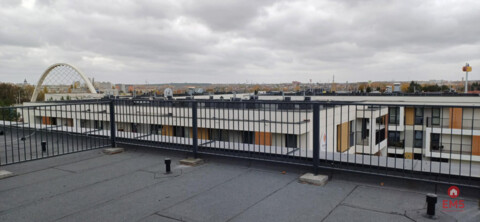 Apartament z antresolą i tarasem na dachu .