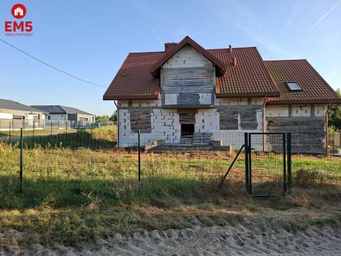 Dom w stanie surowym. Żółtki