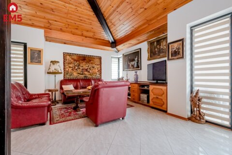 Dom w otulinie lasu blisko miasta