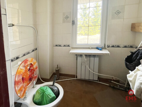 Dom,  hala, działka