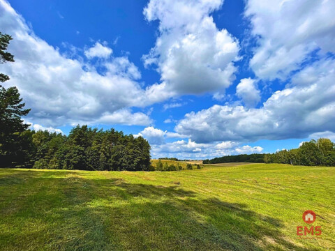Działka budowlana w pobliżu jeziora.