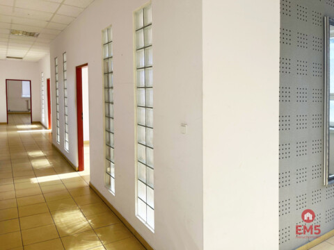 Powierzchnie biurowo-usługowe, parking, magazyn