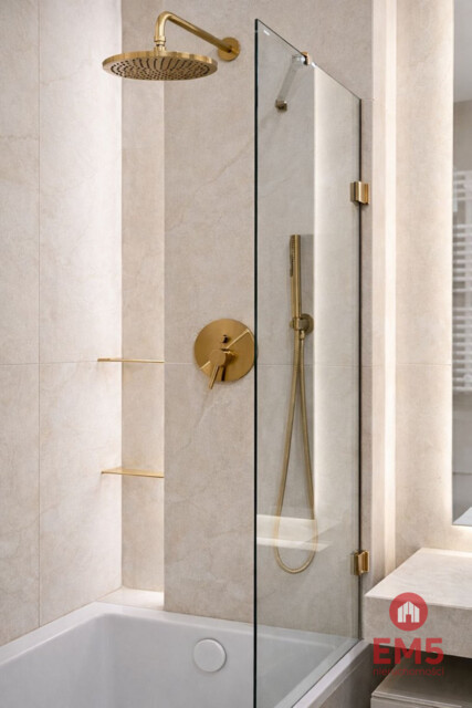 Trzy pokoje, do wejścia, nowy blok.