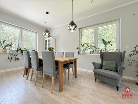 Dom w otulinie lasu blisko miasta