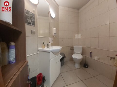 Lokal z witrynami w centrum miasta.