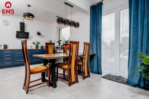 Dom z dużym ogrodem i biurem.