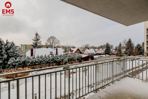 Nowoczesne mieszkanie z widokiem na patio.