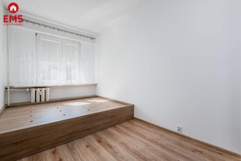 2 pokoje na 1 piętrze w 4-piętrowym bloku