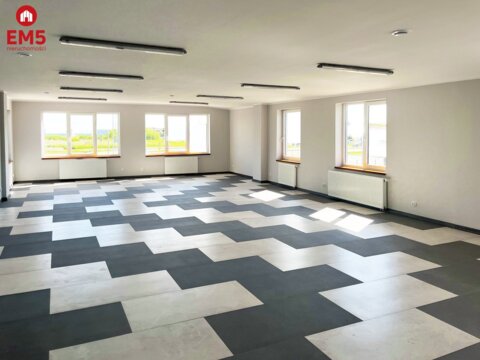 Lokal z placem  przy głównej drodze