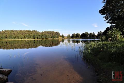 Działka budowlana nad jeziorem z udziałem w plaży