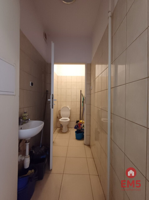 Lokal w sercu miasta z dużymi witrynami