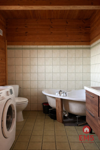 Drewniany dom z działką, sauną i garażem