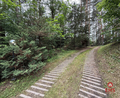 Dom w otulinie lasu blisko miasta