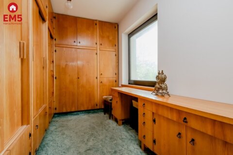 Dom w otulinie lasu blisko miasta