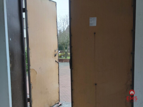 Lokal przy głównej drodze wyjazdowej z miasta