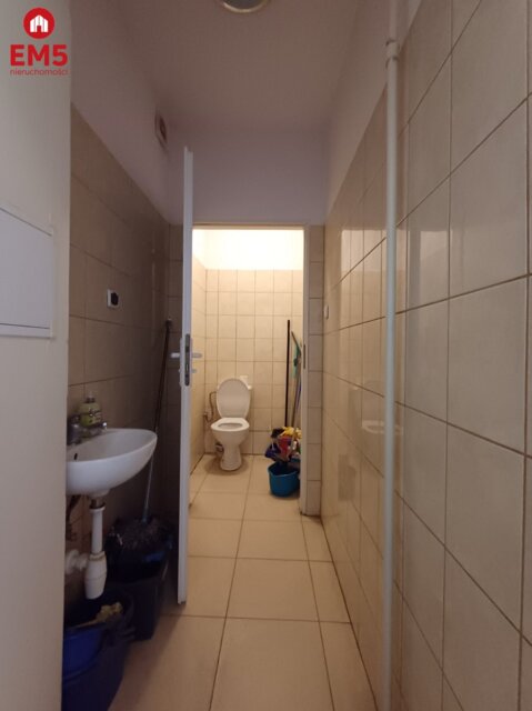 Lokal w sercu miasta z dużymi witrynami