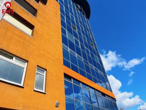 Biuro z widokiem na panoramę miasta