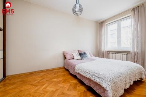 Sprzedam 2-pokojowe mieszkanie w centrum.