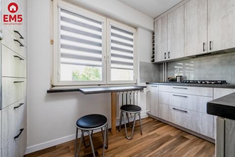 2 pokoje na 1 piętrze w 4-piętrowym bloku