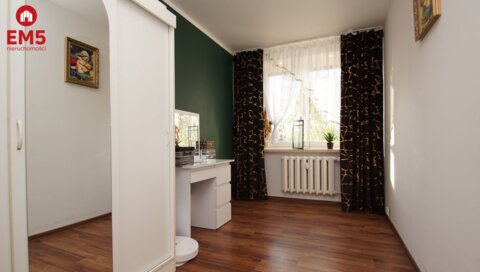 Przestronne mieszkanie w zielonej okolicy.