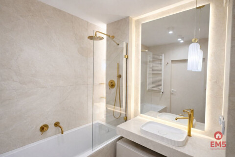 Trzy pokoje, do wejścia, nowy blok.