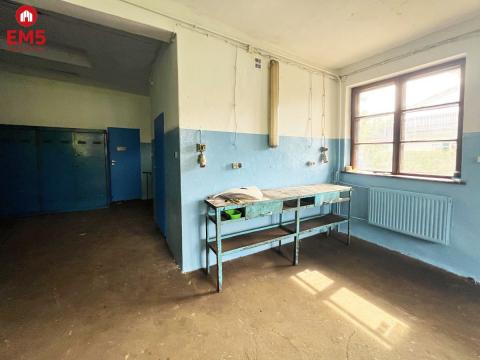 Lokal na warsztat samochodowy.