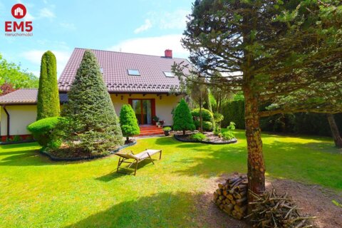 Dom z dużym ogrodem