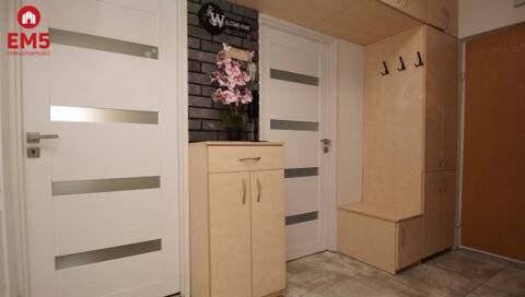 Przestronne mieszkanie w zielonej okolicy.