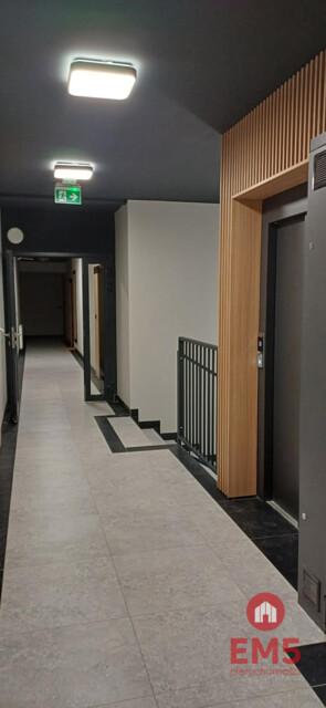 Apartament z antresolą i tarasem na dachu .
