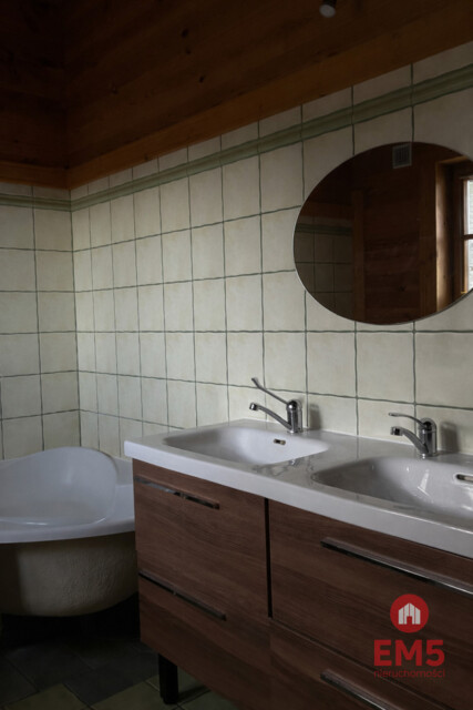 Drewniany dom z działką, sauną i garażem