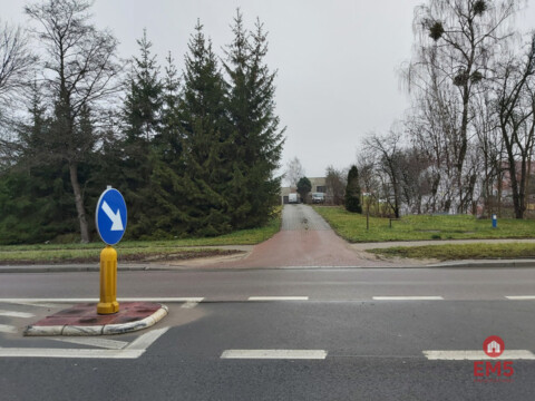 Lokal przy głównej drodze wyjazdowej z miasta