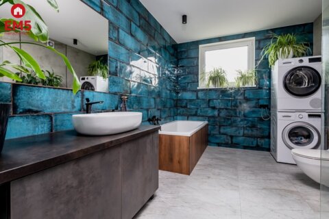 Dom z dużym ogrodem i biurem.