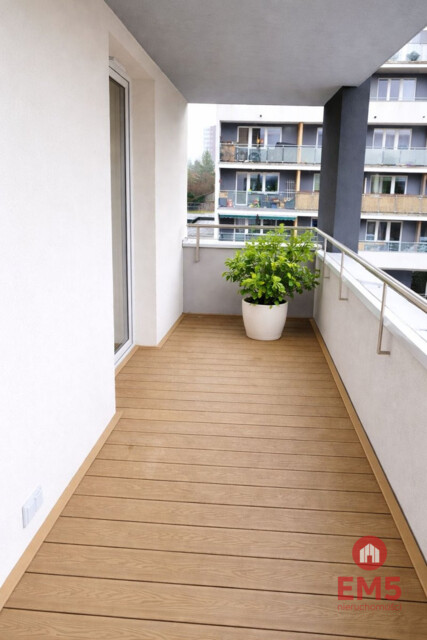 Trzy pokoje, do wejścia, nowy blok.