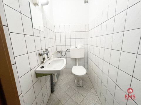 Budynek tuż pod miastem