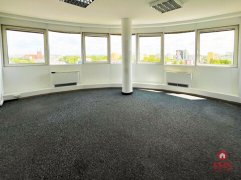 Biuro z widokiem na panoramę miasta