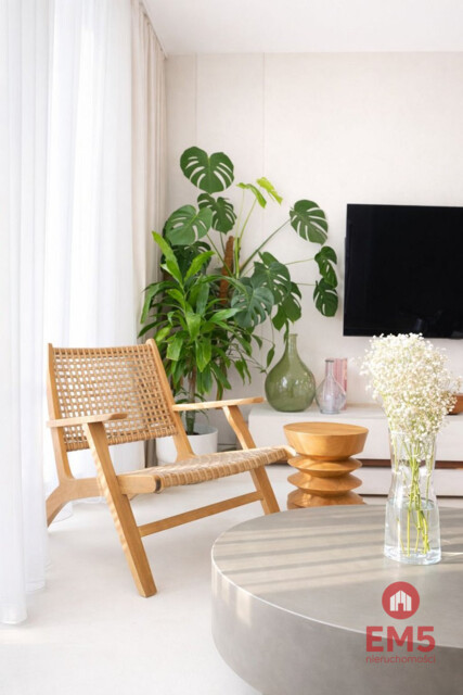 Trzy pokoje, do wejścia, nowy blok.