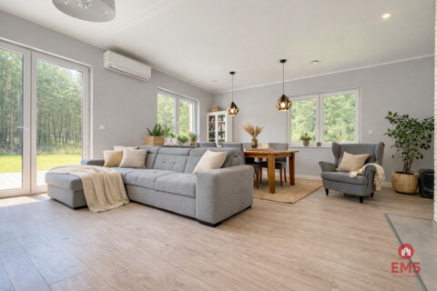 Dom w otulinie lasu blisko miasta